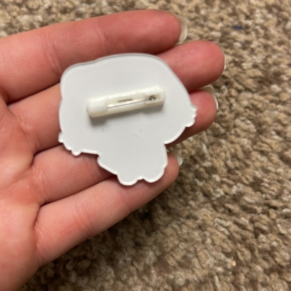 Adorable yawning cat pin - Picture 3 of 4